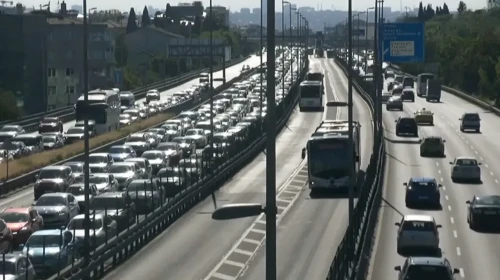 Trafik yoğunluğu: Sürücüler sabırla uzun araç kuyruklarında ilerledi