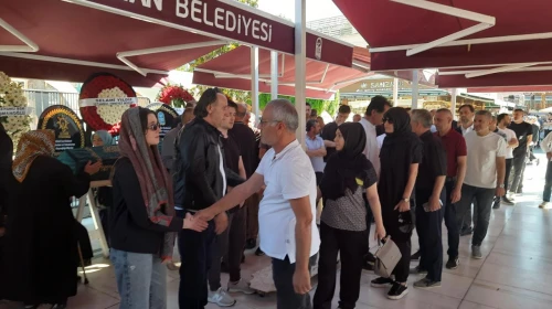 Eyüpspor Başkanı Murat Özkaya, acı bir kayıp yaşadı.Yukarıdaki metni özgünleştirerek haber başlığı haline getirme: Eyüpspor'un Başkanı Murat Özkaya, yasa boğuldu.