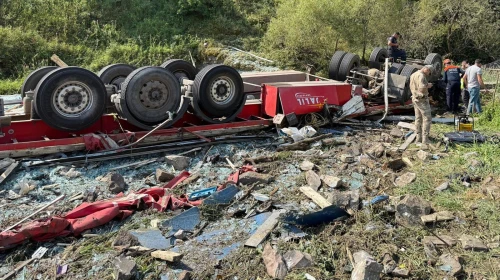 Erzurum'da İran plakalı tır devrildi; şoför öldü