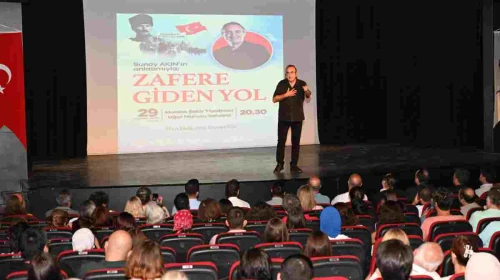 Ünlü Şair Sunay Akın'ın Zaferin Sırrı söyleşisi seyircilerden tam not aldı
