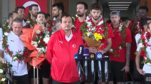 12 Dev Adam, Gururla Türkiye'ye Döndü: Havalimanında Coşkulu Karşılama!