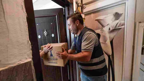İzmir Büyükşehir Belediyesi Sosyal Hizmetler Dairesi Başkanlığı ekipleri, 2025 yılında 90 bin gıda paketini ihtiyaç sahiplerine ulaştırdı.