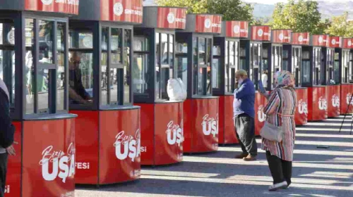 Uşak Belediyesi, iklim değişikliğinden zarar gören esnafa nefes aldırdı: 22 simit büfesi satıcılara dağıtıldı