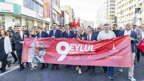 İzmir’de geleneksel Zafer Yürüyüşü