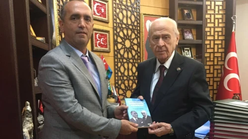 Dr. Ramazan Topdemir, MHP lideri Devlet Bahçeli'ye Kürt meselesi üzerine araştırmalarını içeren kitabını hediye etti