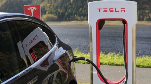 Tesla sahiplerine müjde: Farklı şarj istasyonu derdi bitiyor, MultiPass geliyor!
