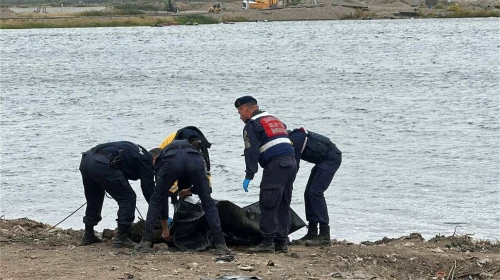 Edirne'de Nehir Kenarında Cansız Beden Bulundu: Kimliği Belirsiz Şahıs İçin Jandarma Soruşturma Başlattı.