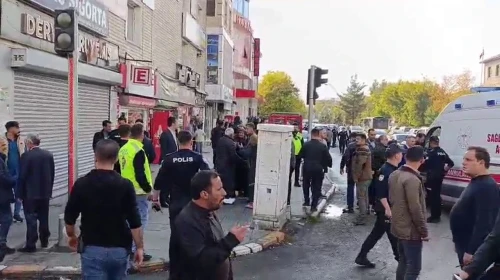 Ağrı'da Dörtyol Kavşağı'nda silahlı kavgada 4 kişi yaralandı, durumu ağır olan 2 kişi var.