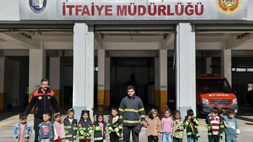 Çorum Belediyesi İtfaiye Müdürlüğü'nde öğrencilere yangın bilinci aşılandı ve itfaiye araçları tanıtıldı.
