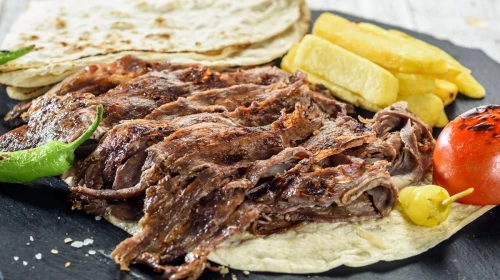 Dışarıdakini aratmayan lezzet: Yağlı kâğıtta kıyma döner tarifi viral oldu