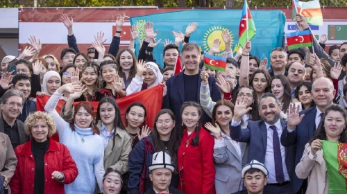 Başkan Tugay, Dünya Türk Dili Ailesi Günü'nü Öğrencilerle Bir Araya Gelerek Kutladı