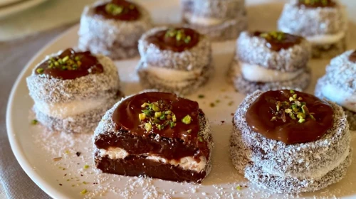 Evde yapılan en sevilen tatlılardan biri olan imam sarığı tatlısı, beş çaylarınızın vazgeçilmezi olmaya aday! Bu lezzetli tatlıyı yaparken kullanabileceğiniz püf noktalarıyla birlikte, evde kolayca hazırlayabileceğiniz tarifi sizler için derledik.