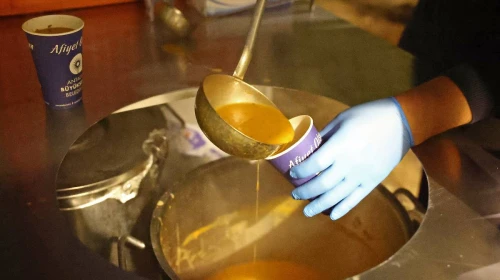 Büyükşehir Belediyesi, Soğuk Havalarda Üşümeyin Diye Öğrencilere Sıcacık Çorba Ikram Ediyor