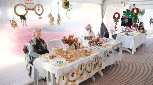 Yılbaşı Temalı Kadın Emeği Pazarı, Adana'nın Büyükşehir Bölgesinde Ziyaretçilerini Bekliyor