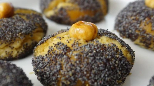 Çay keyfini taçlandıran lezzet: En pratik haşhaşlı şekerpare tarifi!