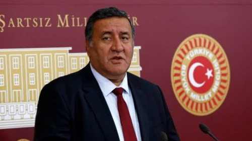 Emekli vatandaşlar simide zorlanırken, azınlık bir grup ise tropikal meyvelerin keyfini çıkarıyor