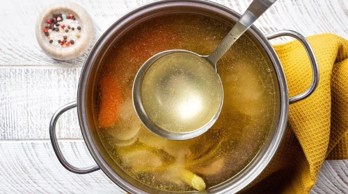 Beslenme uzmanlarına göre et suyu mu yoksa tavuk suyu mu daha faydalı? Meğer kolajen deposu besinler arasında bulunuyor!