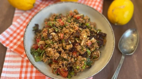 Sağlık ve lezzet dolu bir alternatif: Evde Kinoalı Kısır Tarifi ile Sofralarınıza Renk Katın