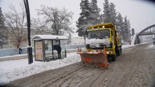 Gaziantep Büyükşehir Belediyesi, karla mücadelede aralıksız çalışmaya devam ediyor