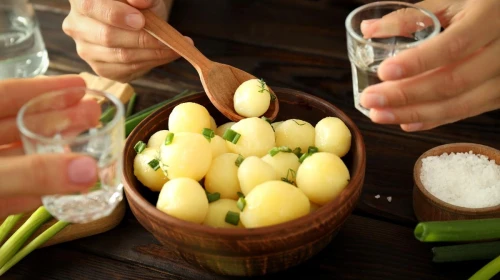 Mükemmel bir patates soymanın sırrı! İşte patatesleri haşlarken suyuna eklemeniz gereken 1 küçük detay daha!