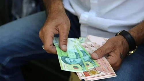 İran'da döviz kurlarındaki ani yükseliş nedeniyle esnaf iş yerlerini kapattı