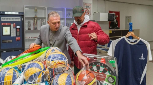 İzmir'de Spor Okulları Yaygınlaşıyor: 2025'te 1550 Okula Spor Malzemesi Yardımı Yapıldı