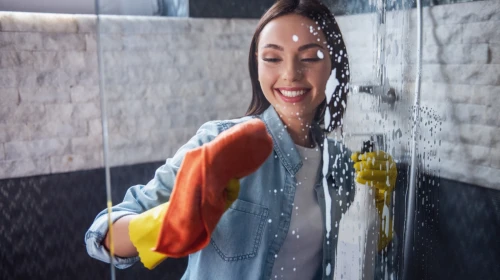 Duşakabindeki Kireci Yok Etmek İçin Etkili Doğal Formül Keşfedildi!