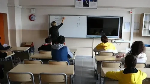 Milli Eğitim Bakanlığı'nın yayınladığı takvime göre sömestr ve ara tatil tarihleri belli oldu! 15 tatil ne zaman başlayacak ve kaç gün sürecek?