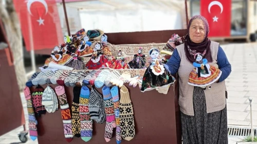 42 yıldır sattığı bez bebekler için 5 dil öğrendi
