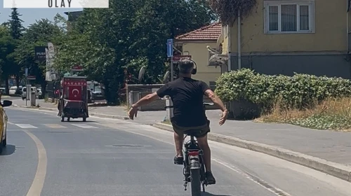 Gidonu bırakıp, dans eden bisikletli kamerada