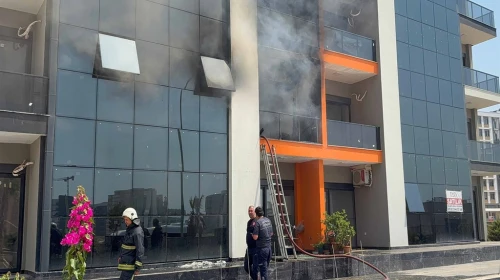 Evde çıkan yangında yaralandı