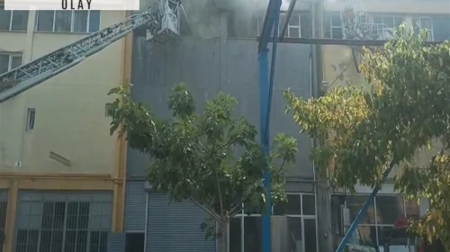 Esenyurt'ta bebek bezi fabrikasında çıkan yangın söndürüldü