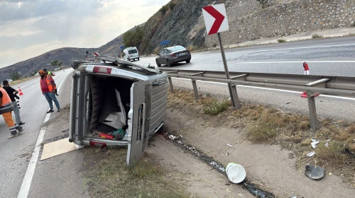 Kırıkkale'de hafif ticari araç devrildi; 1 ölü, 1 yaralı