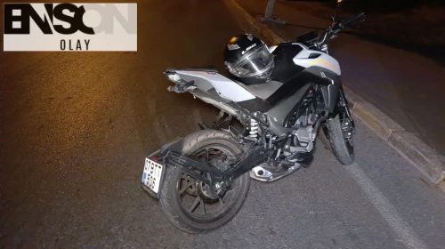 Motosiklet refüje çıktı, sürücü kazadan yaralı kurtuldu