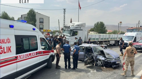 Van'da TIR ve otomobil çarpıştı; aynı aileden 4 kişi yaralandı