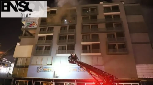 Hürriyet Caddesi’nde Çatıda Yangın: Mahalle Sokağa Döküldü