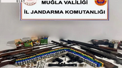 Evini kaçak tarihi eser ve silah deposu haline getirmiş