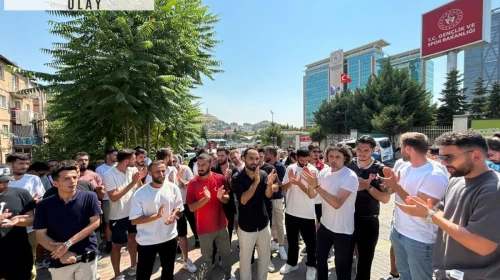 Futbolculardan bakanlık önünde açıklama: Televizyonda alkışladığımız oyuncular 40 yaşında