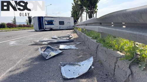 Erzurum'da askeri personel servisi devrildi: 13 yaralı