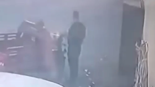 Otomobille çarpışan motosikletin sürücüsü yaralandı; kaza anı kamerada