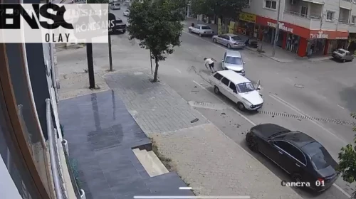 Otomobillerin çarpıştığı kazada açılan kapıdan düşen sürücü yaralandı
