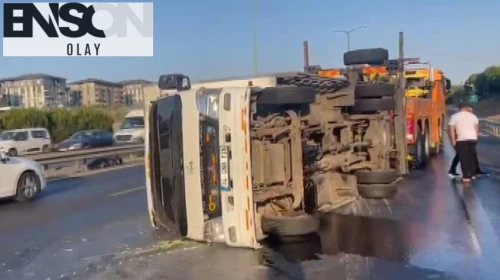 Başakşehir TEM Otoyolu'nda kamyonet devrildi; trafik yoğunluğu oluştu