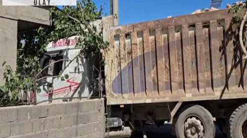 Freni boşalan hafriyat kamyonu, evin bahçe duvarına çarptı; 1 yaralı