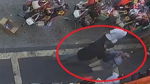 Kadının sırt çantasından 700 bin TL’lik ziynet eşyası çaldı; hırsızlık kamerada
