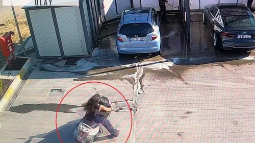 Ehliyetsiz sürücü, aniden gaza bastı; motosiklet otomobile çarptı