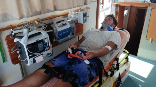 Teknede düşerek yaralanan personel, deniz ambulansıyla tahliye edildi