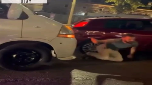 Ağabeyini darbeden 3 kişiye otomobille çarptı; o anlar kamerada