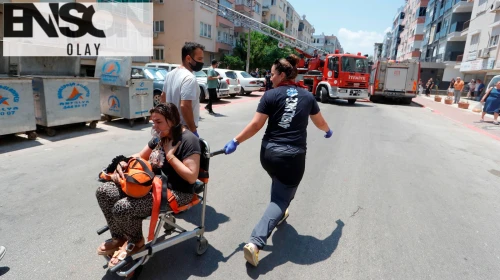 Antalya'da yangın: 7'si çocuk 10 kişi dumandan etkilendi