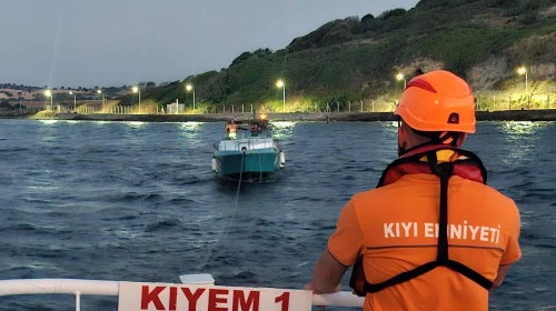 Çanakkale Boğazı'nda sürüklenen tekne kurtarıldı