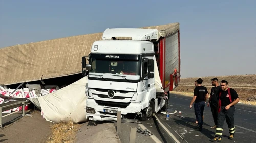 Mardin’de kontrolden çıkan TIR demir bariyerlere çarptı